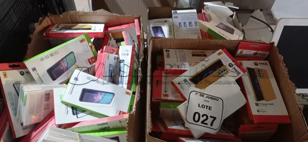 LOTE 027 - 01 LOTE COM GRANDE QUANTIDADE DE PELÍCULAS, CAPAS PARA CELULAR E LENÇOS PARA LIMPEZA DE TELAS. (NO ESTADO) ATENÇÃO! FAZER A VISITAÇÃO ANTES DE ARREMATAR, NÃO SABEMOS SE FUNCIONA, LEILÃO NÃO TEM GARANTIA E NEM DEVOLUÇÃO, SUJEITO A POSSÍVEIS AVARIAS VISÍVEIS/OCULTAS E/OU AUSÊNCIA DE COMPONENTES.