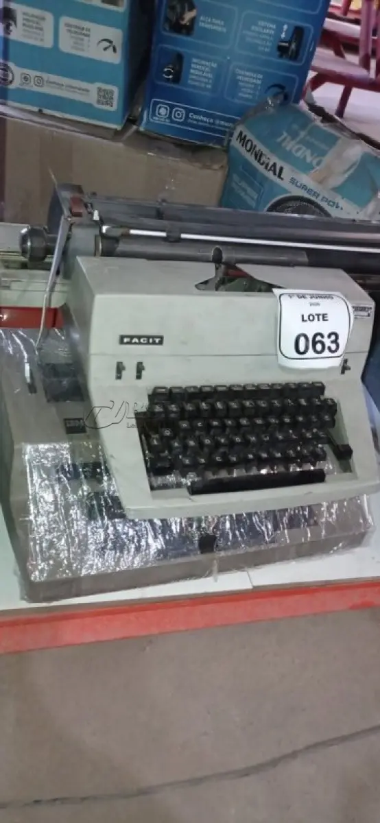 LOTE 063 - 01 MÁQUINA DE ESCREVER MARCA FACIT E 01 MÁQUINA DE ESCREVER MARCA IBM. (NO ESTADO) ATENÇÃO! FAZER A VISITAÇÃO ANTES DE ARREMATAR, NÃO SABEMOS SE FUNCIONA, LEILÃO NÃO TEM GARANTIA E NEM DEVOLUÇÃO, SUJEITO A POSSÍVEIS AVARIAS VISÍVEIS/OCULTAS E/OU AUSÊNCIA DE COMPONENTES.