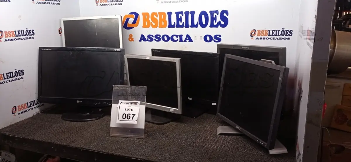 LOTE 067 - 06 MONITORES DE MARCAS E MODELOS DIVERSOS. (NO ESTADO) ATENÇÃO! FAZER A VISITAÇÃO ANTES DE ARREMATAR, NÃO SABEMOS SE FUNCIONA, LEILÃO NÃO TEM GARANTIA E NEM DEVOLUÇÃO, SUJEITO A POSSÍVEIS AVARIAS VISÍVEIS/OCULTAS E/OU AUSÊNCIA DE COMPONENTES.