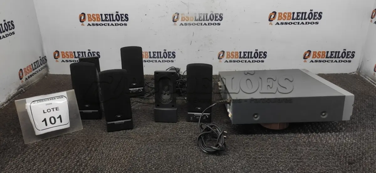 LOTE 101 - 06 CAIXAS PEQUENAS DE SOM P/ COMPUTADOR E 01 DVD SVA. NO ESTADO EM QUE SE ENCONTRA. SUJEITO A AVARIAS OCULTAS/VISÍVEIS.)