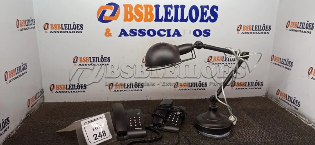 LOTE 248 - 01 ABAJUR DE ESCRITÓRIO COR PRETO. NO ESTADO EM QUE SE ENCONTRA. SUJEITO A AVARIAS OCULTAS/VISÍVEIS.) BJ7476N