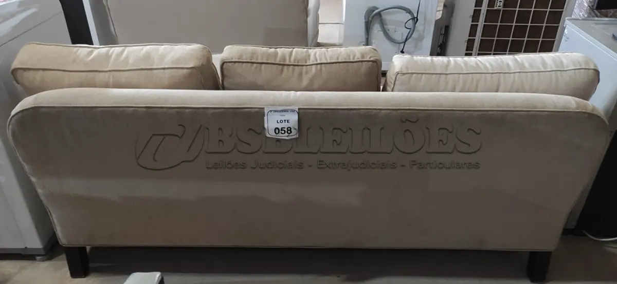 LOTE 058 - 01 SOFÁ 03 LUGARES. (NO ESTADO EM QUE SE ENCONTRA. SUJEITO A AVARIAS OCULTAS/VISÍVEIS) AU2029U