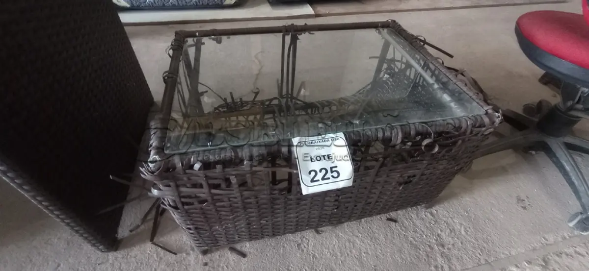 LOTE 225 - 01 MESA DE JARDIM AV1590V (NO ESTADO EM QUE SE ENCONTRA. SUJEITO A AVARIAS OCULTAS/VISÍVEIS.)