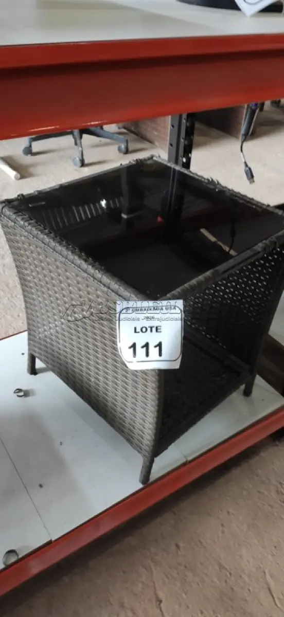 LOTE 111 - 01 MESA DE CANTO DE JARDIM. (NO ESTADO EM QUE SE ENCONTRA. SUJEITO A AVARIAS OCULTAS/VISÍVEIS.) BH1671E