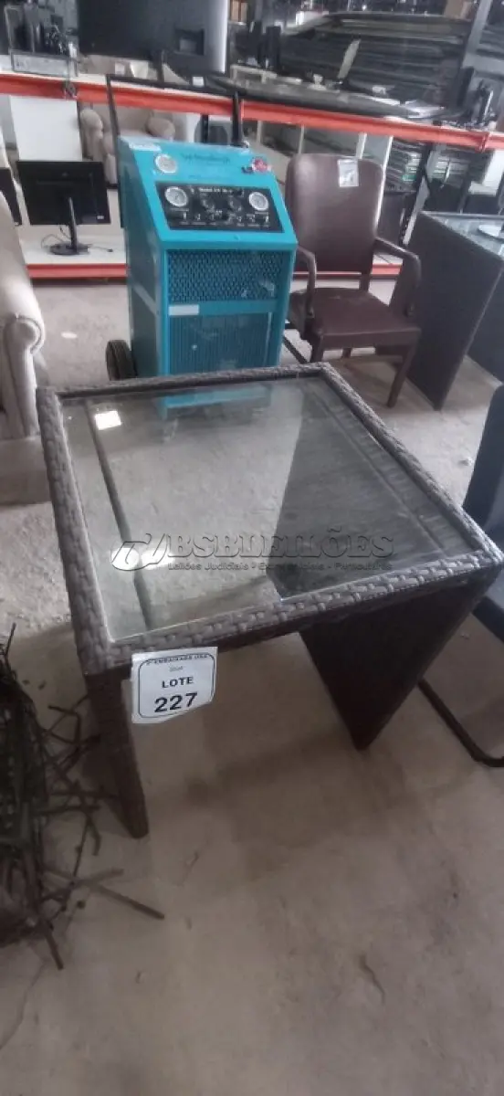 LOTE 227 - 01 MESA DE JARDIM. (NO ESTADO EM QUE SE ENCONTRA. SUJEITO A AVARIAS OCULTAS/VISÍVEIS.) BH1585D
