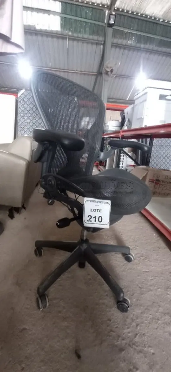 LOTE 210 - 01 CADEIRA PARA ESCRITÓRIO HERMAM MILLER NA COR PRETA. (NO ESTADO EM QUE SE ENCONTRA. SUJEITO A AVARIAS OCULTAS/VISÍVEIS.)