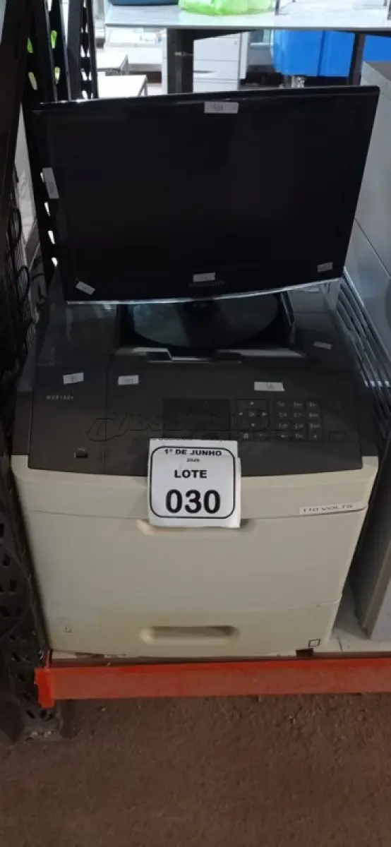 LOTE 030 - 01 IMPRESSORA MODELO MS810DN MARCA LEXMARK E 01 MONITOR MARCA SAMSUNG. (NO ESTADO) ATENÇÃO! FAZER A VISITAÇÃO ANTES DE ARREMATAR, NÃO SABEMOS SE FUNCIONA, LEILÃO NÃO TEM GARANTIA E NEM DEVOLUÇÃO, SUJEITO A POSSÍVEIS AVARIAS VISÍVEIS/OCULTAS E/OU AUSÊNCIA DE COMPONENTES.