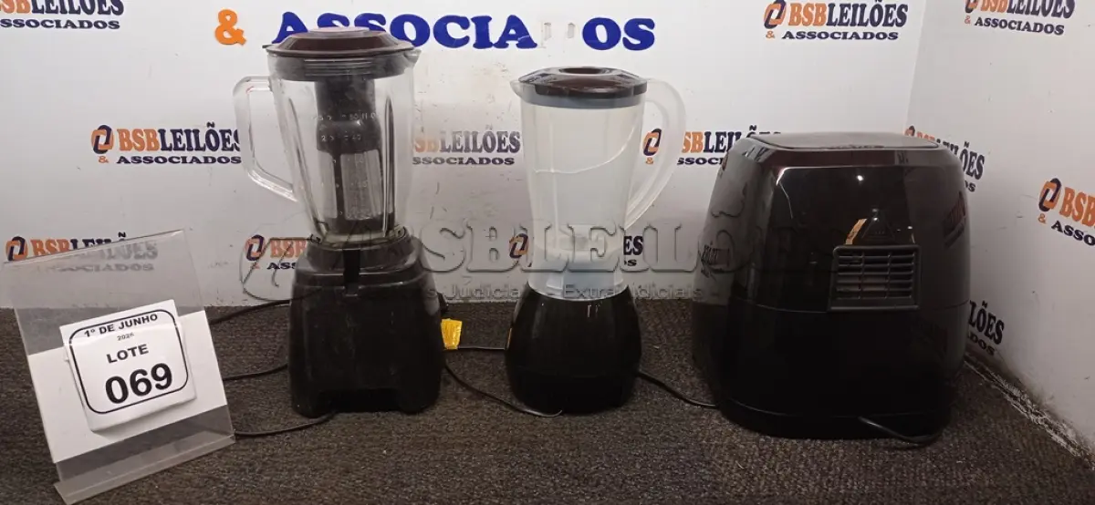 LOTE 069 - 01 AIR FRYER 4L220V MARCA MONDIAL E 02 LIQUIDIFICADORES 220V MARCA MONDIAL. (NO ESTADO) ATENÇÃO! FAZER A VISITAÇÃO ANTES DE ARREMATAR, NÃO SABEMOS SE FUNCIONA, LEILÃO NÃO TEM GARANTIA E NEM DEVOLUÇÃO, SUJEITO A POSSÍVEIS AVARIAS VISÍVEIS/OCULTAS E/OU AUSÊNCIA DE COMPONENTES.