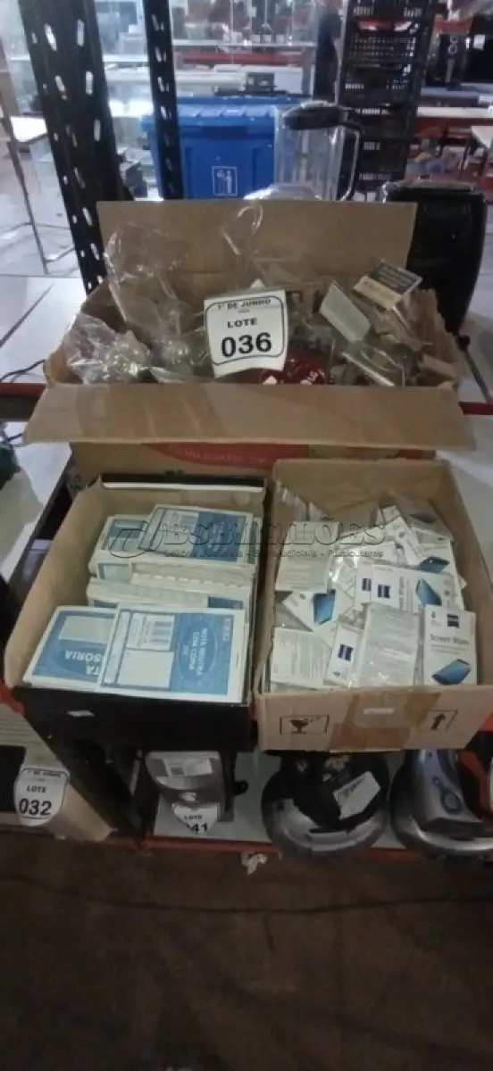 LOTE 036 - 01 CAIXA COM GRANDE QUANTIDADE DE LENÇOS PARA LIMPEZA DE TELAS, TALÕES DE NOTAS PROMISSÓRIAS E GRANDE QUANTIDADE DE SUPORTES DE ACRÍLICO DE MODELOS DIVERSOS. (NO ESTADO) ATENÇÃO! FAZER A VISITAÇÃO ANTES DE ARREMATAR, NÃO SABEMOS SE FUNCIONA, LEILÃO NÃO TEM GARANTIA E NEM DEVOLUÇÃO, SUJEITO A POSSÍVEIS AVARIAS VISÍVEIS/OCULTAS E/OU AUSÊNCIA DE COMPONENTES.