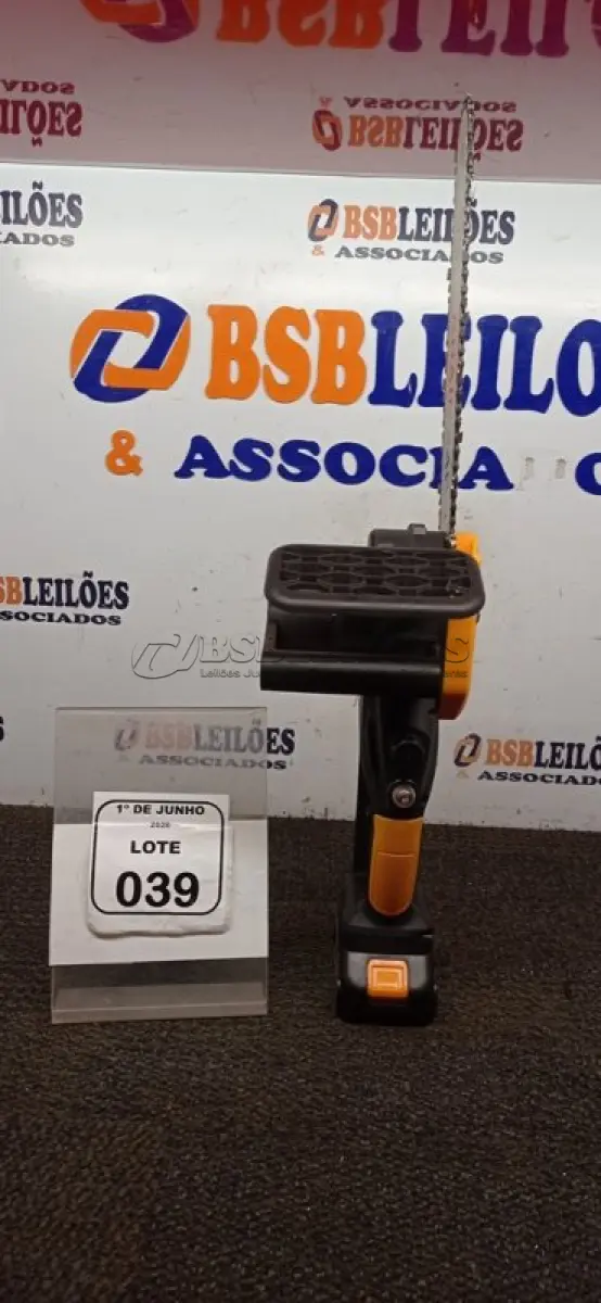 LOTE 039 - 01 MOTOSSERRA A BATERIA 48V MARCA OIVIDA. (NO ESTADO) ATENÇÃO! FAZER A VISITAÇÃO ANTES DE ARREMATAR, NÃO SABEMOS SE FUNCIONA, LEILÃO NÃO TEM GARANTIA E NEM DEVOLUÇÃO, SUJEITO A POSSÍVEIS AVARIAS VISÍVEIS/OCULTAS E/OU AUSÊNCIA DE COMPONENTES.