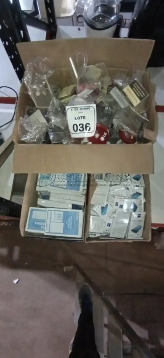 LOTE 036 - 01 CAIXA COM GRANDE QUANTIDADE DE LENÇOS PARA LIMPEZA DE TELAS, TALÕES DE NOTAS PROMISSÓRIAS E GRANDE QUANTIDADE DE SUPORTES DE ACRÍLICO DE MODELOS DIVERSOS. (NO ESTADO) ATENÇÃO! FAZER A VISITAÇÃO ANTES DE ARREMATAR, NÃO SABEMOS SE FUNCIONA, LEILÃO NÃO TEM GARANTIA E NEM DEVOLUÇÃO, SUJEITO A POSSÍVEIS AVARIAS VISÍVEIS/OCULTAS E/OU AUSÊNCIA DE COMPONENTES.