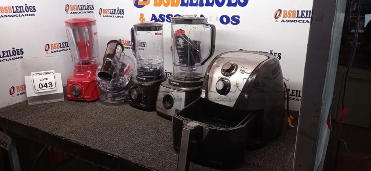 LOTE 043 - 03 LIQUIDIFICADORES MODELOS DIVERSOS MARCA MONDIAL E 01 AIR FRYER 4L 220V MARCA MONDIAL. (NO ESTADO) ATENÇÃO! FAZER A VISITAÇÃO ANTES DE ARREMATAR, NÃO SABEMOS SE FUNCIONA, LEILÃO NÃO TEM GARANTIA E NEM DEVOLUÇÃO, SUJEITO A POSSÍVEIS AVARIAS VISÍVEIS/OCULTAS E/OU AUSÊNCIA DE COMPONENTES.