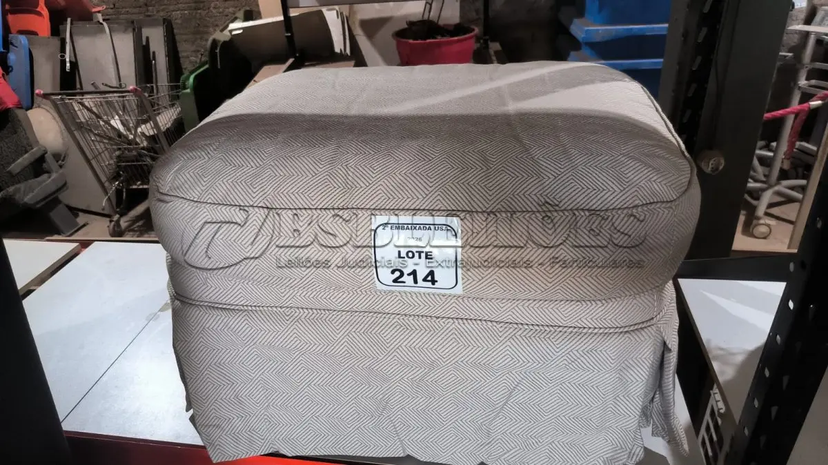 LOTE 214 - 01 PUFF/OTTOMAN. (NO ESTADO EM QUE SE ENCONTRA. SUJEITO A AVARIAS OCULTAS/VISÍVEIS.) AV9365R