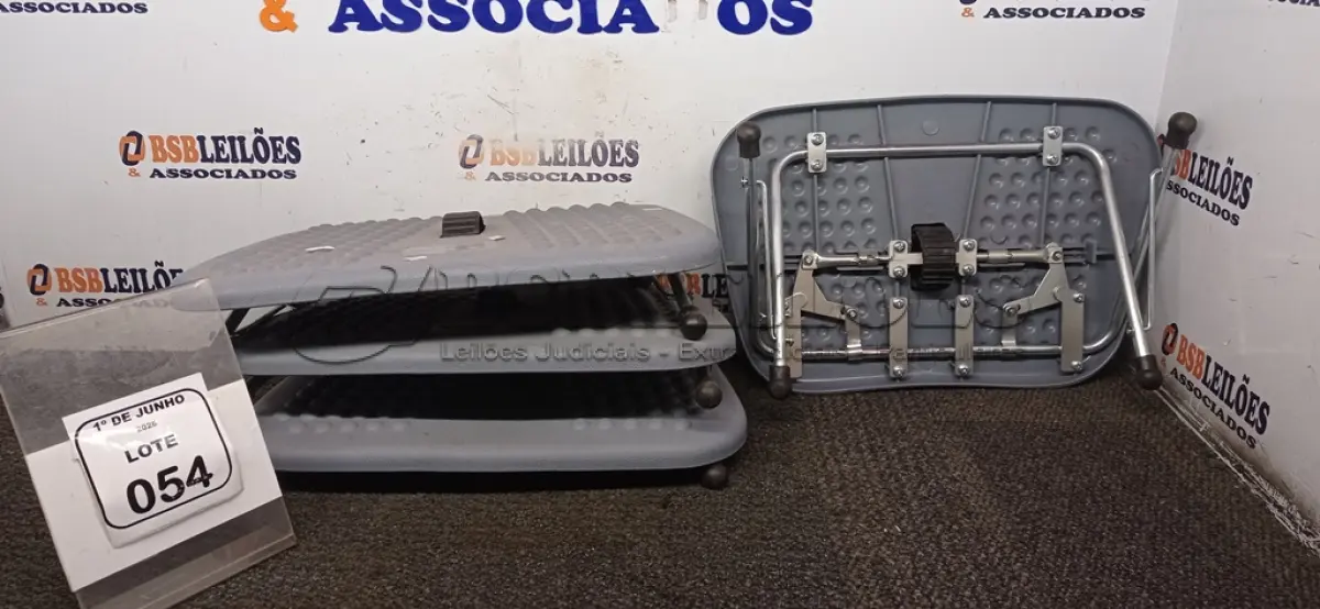 LOTE 054 - 04 APOIOS ERGONÔMICOS PARA PÉS. (NO ESTADO) ATENÇÃO! FAZER A VISITAÇÃO ANTES DE ARREMATAR, NÃO SABEMOS SE FUNCIONA, LEILÃO NÃO TEM GARANTIA E NEM DEVOLUÇÃO, SUJEITO A POSSÍVEIS AVARIAS VISÍVEIS/OCULTAS E/OU AUSÊNCIA DE COMPONENTES.