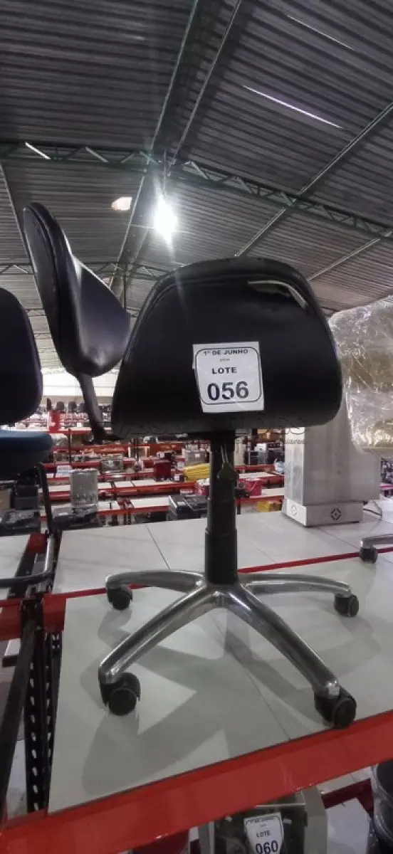 LOTE 056 - 01 CADEIRA DE ESCRITÓRIO GIRATÓRIA NA COR PRETA. (NO ESTADO) ATENÇÃO! FAZER A VISITAÇÃO ANTES DE ARREMATAR, NÃO SABEMOS SE FUNCIONA, LEILÃO NÃO TEM GARANTIA E NEM DEVOLUÇÃO, SUJEITO A POSSÍVEIS AVARIAS VISÍVEIS/OCULTAS E/OU AUSÊNCIA DE COMPONENTES.