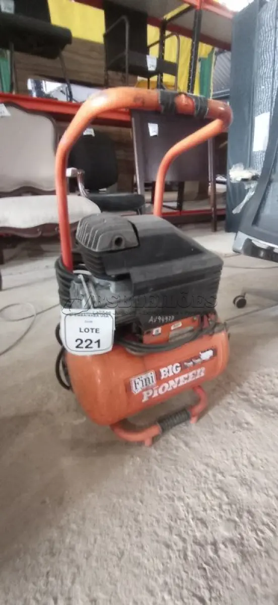 LOTE 221 - 01 COMPRESSOR DE AR. (NO ESTADO EM QUE SE ENCONTRA. SUJEITO A AVARIAS OCULTAS/VISÍVEIS.) AV9497P