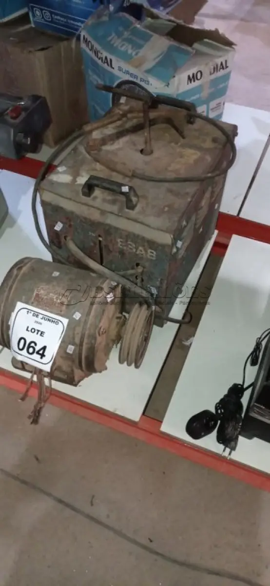 LOTE 064 - 01 MÁQUINA DE SOLDA E 01 MOTOR ELÉTRICO (NO ESTADO) ATENÇÃO! FAZER A VISITAÇÃO ANTES DE ARREMATAR, NÃO SABEMOS SE FUNCIONA, LEILÃO NÃO TEM GARANTIA E NEM DEVOLUÇÃO, SUJEITO A POSSÍVEIS AVARIAS VISÍVEIS/OCULTAS E/OU AUSÊNCIA DE COMPONENTES.