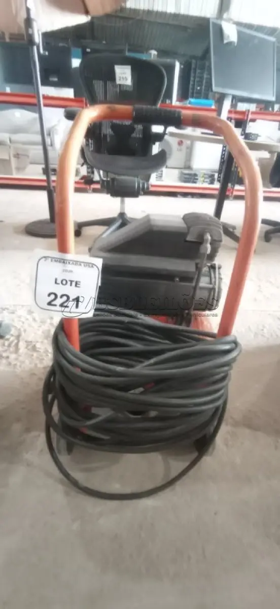 LOTE 221 - 01 COMPRESSOR DE AR. (NO ESTADO EM QUE SE ENCONTRA. SUJEITO A AVARIAS OCULTAS/VISÍVEIS.) AV9497P