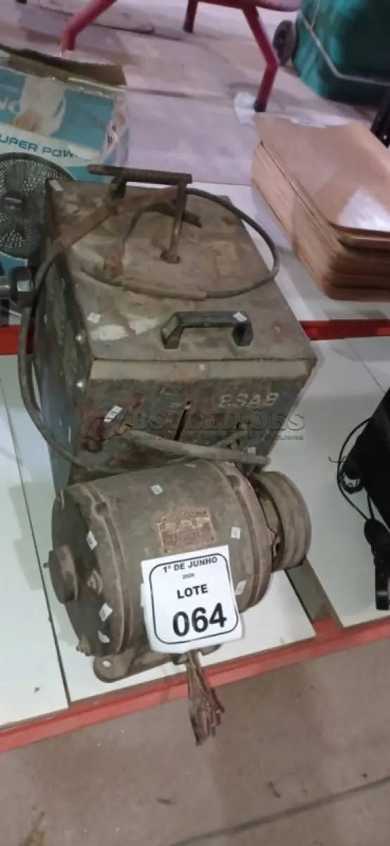 LOTE 064 - 01 MÁQUINA DE SOLDA E 01 MOTOR ELÉTRICO (NO ESTADO) ATENÇÃO! FAZER A VISITAÇÃO ANTES DE ARREMATAR, NÃO SABEMOS SE FUNCIONA, LEILÃO NÃO TEM GARANTIA E NEM DEVOLUÇÃO, SUJEITO A POSSÍVEIS AVARIAS VISÍVEIS/OCULTAS E/OU AUSÊNCIA DE COMPONENTES.
