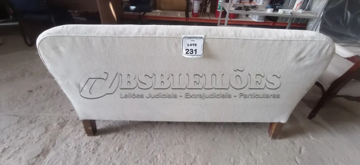 LOTE 231 - 01 SOFÁ 02 LUGARES. (NO ESTADO EM QUE SE ENCONTRA. SUJEITO A AVARIAS OCULTAS/VISÍVEIS.) AU2091G