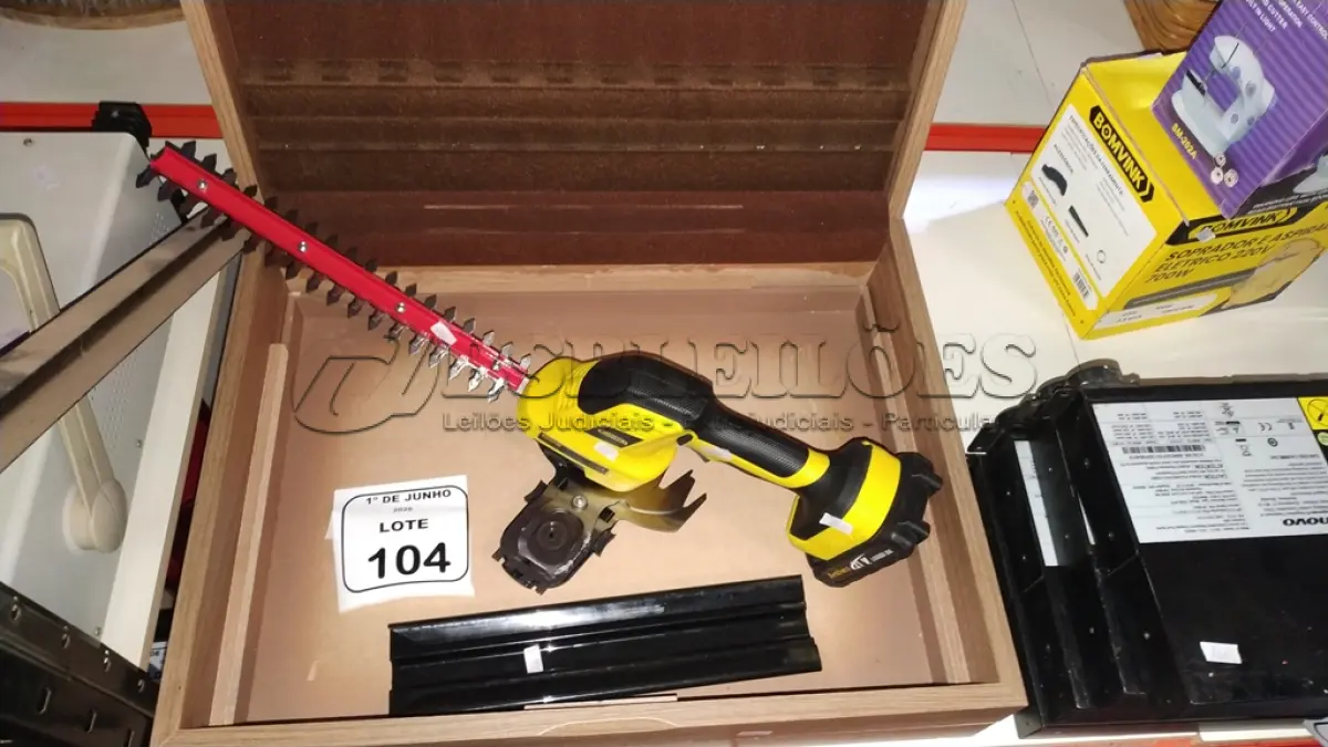 LOTE 104 - 01 CORTADOR DE CERCA VIVA A BATERIA 21V MARCA BOMVINK 01 CAIXA PORTA TALHERES COM 01 GAVETA. (NO ESTADO) ATENÇÃO! FAZER A VISITAÇÃO ANTES DE ARREMATAR, NÃO SABEMOS SE FUNCIONA, LEILÃO NÃO TEM GARANTIA E NEM DEVOLUÇÃO, SUJEITO A POSSÍVEIS AVARIAS VISÍVEIS/OCULTAS E/OU AUSÊNCIA DE COMPONENTES.