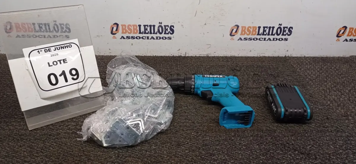 LOTE 019 - 01 FURADEIRA E PARAFUSADEIRA A BATERIA 20V MARCA TSSAPER E 01 SACO COM CANTONEIRAS PARA MÓVEIS. (NO ESTADO) ATENÇÃO! FAZER A VISITAÇÃO ANTES DE ARREMATAR, NÃO SABEMOS SE FUNCIONA, LEILÃO NÃO TEM GARANTIA E NEM DEVOLUÇÃO, SUJEITO A POSSÍVEIS AVARIAS VISÍVEIS/OCULTAS E/OU AUSÊNCIA DE COMPONENTES.