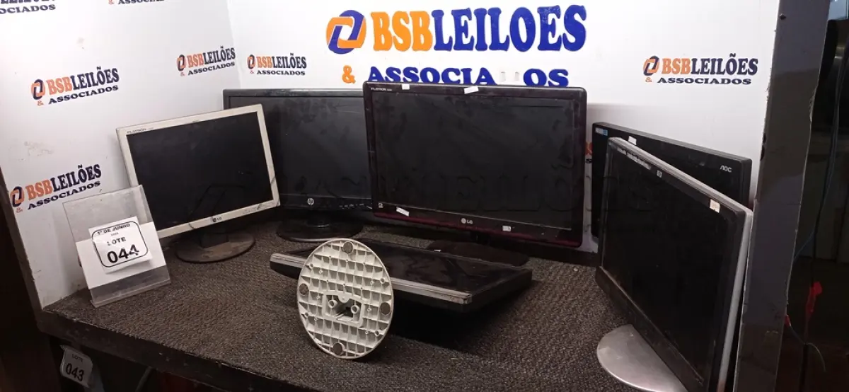 LOTE 044 - 06 MONITORES DE MARCAS E MODELOS DIVERSOS. (NO ESTADO) ATENÇÃO! FAZER A VISITAÇÃO ANTES DE ARREMATAR, NÃO SABEMOS SE FUNCIONA, LEILÃO NÃO TEM GARANTIA E NEM DEVOLUÇÃO, SUJEITO A POSSÍVEIS AVARIAS VISÍVEIS/OCULTAS E/OU AUSÊNCIA DE COMPONENTES.