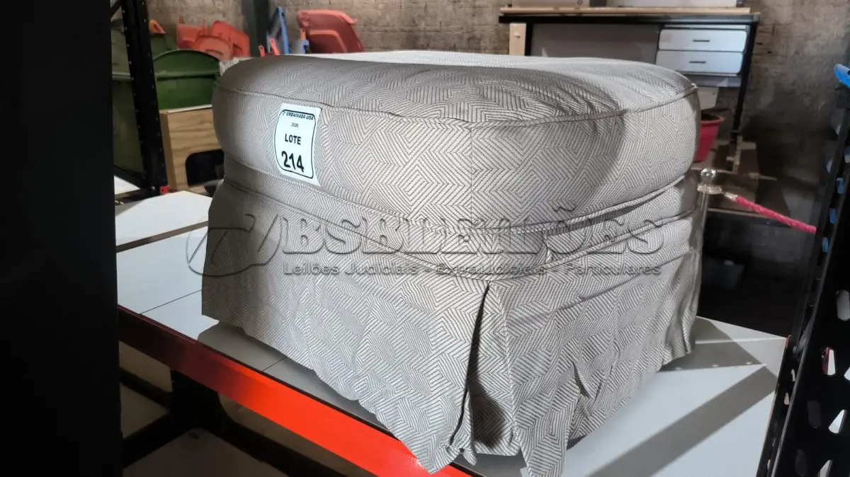 LOTE 214 - 01 PUFF/OTTOMAN. (NO ESTADO EM QUE SE ENCONTRA. SUJEITO A AVARIAS OCULTAS/VISÍVEIS.) AV9365R