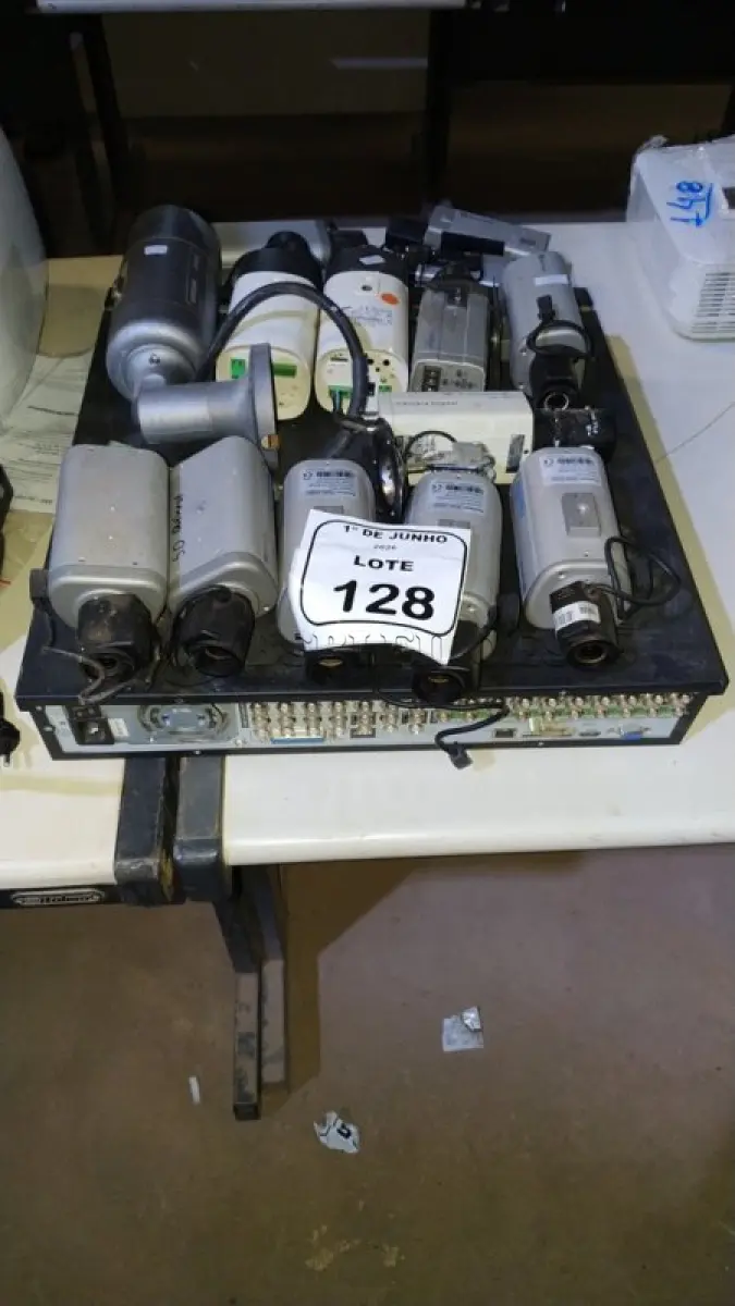 LOTE 128 - 15 CÂMERAS DE SEGURANÇA DE MARCAS E MODELOS DIVERSOS E 01 DVR MODELO VD 16M 480 MARCA INTELBRAS. (NO ESTADO) ATENÇÃO! FAZER A VISITAÇÃO ANTES DE ARREMATAR, NÃO SABEMOS SE FUNCIONA, LEILÃO NÃO TEM GARANTIA E NEM DEVOLUÇÃO, SUJEITO A POSSÍVEIS AVARIAS VISÍVEIS/OCULTAS E/OU AUSÊNCIA DE COMPONENTES.