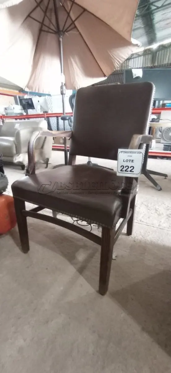LOTE 222 - 01 CADEIRA ANTIGA DE ESCRITÓRIO. (NO ESTADO EM QUE SE ENCONTRA. SUJEITO A AVARIAS OCULTAS/VISÍVEIS.)