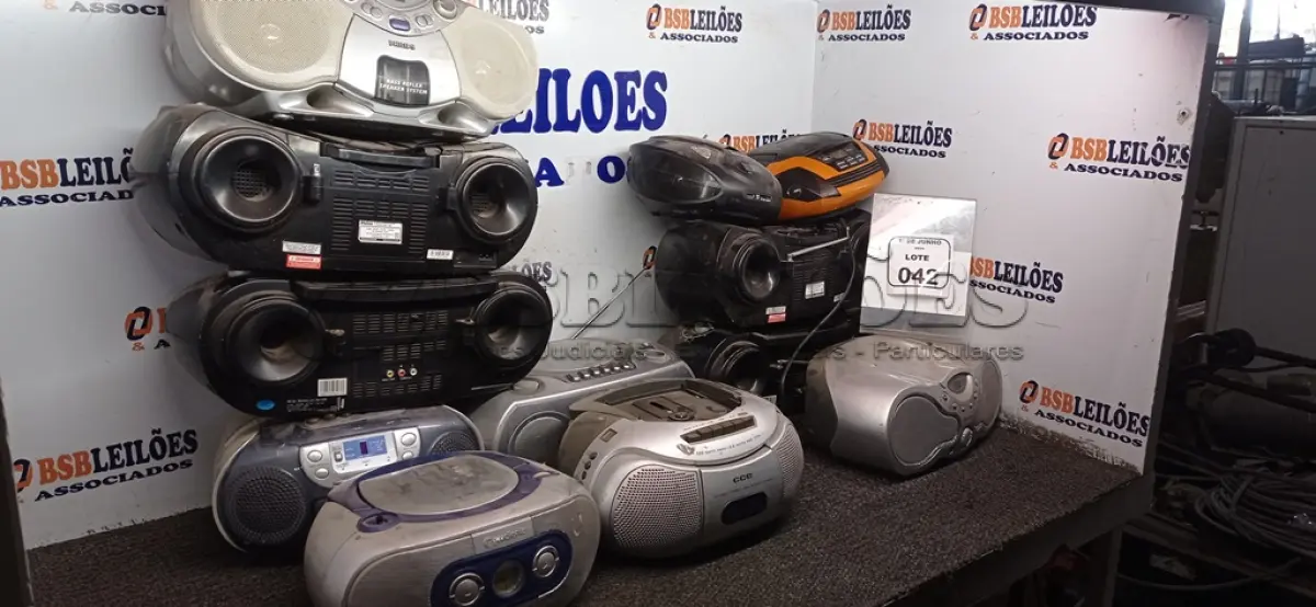 LOTE 042 - 12 APARELHOS DE SOM PORTÁTEIS DE MARCAS E MODELOS DIVERSOS. (NO ESTADO) ATENÇÃO! FAZER A VISITAÇÃO ANTES DE ARREMATAR, NÃO SABEMOS SE FUNCIONA, LEILÃO NÃO TEM GARANTIA E NEM DEVOLUÇÃO, SUJEITO A POSSÍVEIS AVARIAS VISÍVEIS/OCULTAS E/OU AUSÊNCIA DE COMPONENTES.