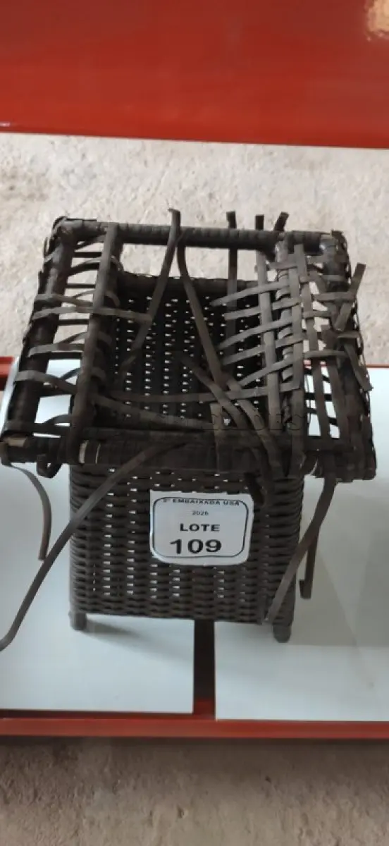 LOTE 109 - 01 MESA DE CANTO DE JARDIM. (NO ESTADO EM QUE SE ENCONTRA. SUJEITO A AVARIAS OCULTAS/VISÍVEIS.) BH1580J