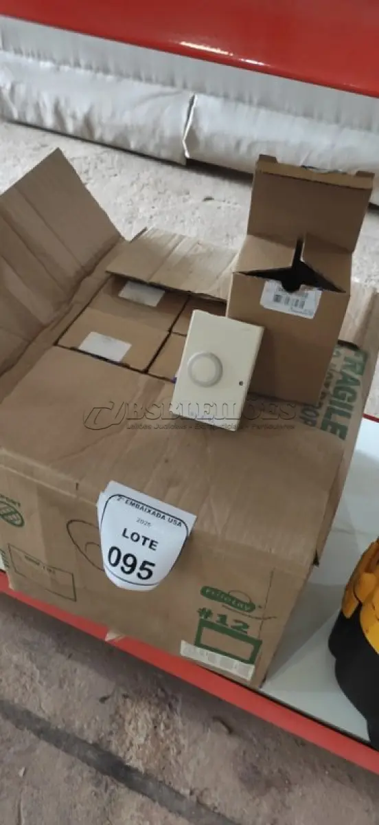 LOTE 095 - 32 UNIDADES DE SENSOR DE TEMPERATURA AMBIENTE DA JOHNSON CONTROLS. (NO ESTADO EM QUE SE ENCONTRA. SUJEITO A AVARIAS OCULTAS/VISÍVEIS.)
