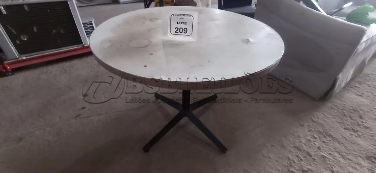 LOTE 209 - 01 MESA COM TAMPO BRANCO REDONDA. (NO ESTADO EM QUE SE ENCONTRA. SUJEITO A AVARIAS OCULTAS/VISÍVEIS.)