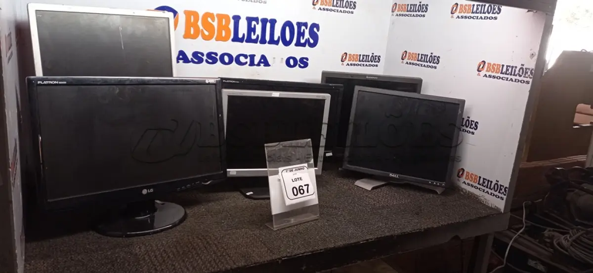 LOTE 067 - 06 MONITORES DE MARCAS E MODELOS DIVERSOS. (NO ESTADO) ATENÇÃO! FAZER A VISITAÇÃO ANTES DE ARREMATAR, NÃO SABEMOS SE FUNCIONA, LEILÃO NÃO TEM GARANTIA E NEM DEVOLUÇÃO, SUJEITO A POSSÍVEIS AVARIAS VISÍVEIS/OCULTAS E/OU AUSÊNCIA DE COMPONENTES.