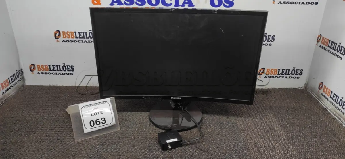 LOTE 063 - 01 MONITOR 24” TELA CURVA MARCA SAMSUMG. (NO ESTADO EM QUE SE ENCONTRA. SUJEITO A AVARIAS OCULTAS/VISÍVEIS) AV9739K