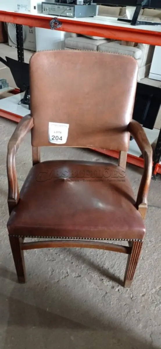 LOTE 204 - 01 CADEIRA ANTIGA DE ESCRITÓRIO. (NO ESTADO EM QUE SE ENCONTRA. SUJEITO A AVARIAS OCULTAS/VISÍVEIS.)