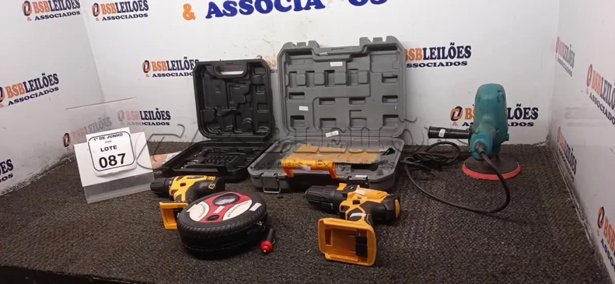 LOTE 087 - 01 LIXADEIRA MARCA TSSAPER, 01 COMPRESSOR DE AR E 02 PARAFUSADEIRAS SEM BATERIA E COM MALETA. (NO ESTADO) ATENÇÃO! FAZER A VISITAÇÃO ANTES DE ARREMATAR, NÃO SABEMOS SE FUNCIONA, LEILÃO NÃO TEM GARANTIA E NEM DEVOLUÇÃO, SUJEITO A POSSÍVEIS AVARIAS VISÍVEIS/OCULTAS E/OU AUSÊNCIA DE COMPONENTES.