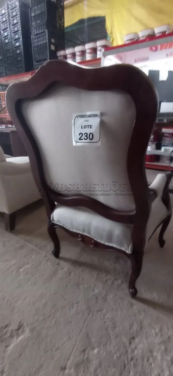 LOTE 230 - 01 CADEIRA ESTOFADA EM MADEIRA (OCCASIONAL CHAIR). (NO ESTADO EM QUE SE ENCONTRA. SUJEITO A AVARIAS OCULTAS/VISÍVEIS.) BF8632R