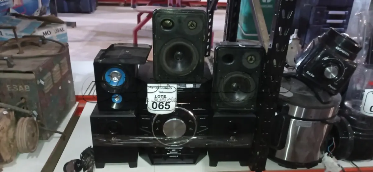 LOTE 065 - 01 MINI SYSTEM MODELO PH600BT MARCA PHILCO COM 05 CAIXAS DE SOM. (NO ESTADO) ATENÇÃO! FAZER A VISITAÇÃO ANTES DE ARREMATAR, NÃO SABEMOS SE FUNCIONA, LEILÃO NÃO TEM GARANTIA E NEM DEVOLUÇÃO, SUJEITO A POSSÍVEIS AVARIAS VISÍVEIS/OCULTAS E/OU AUSÊNCIA DE COMPONENTES.