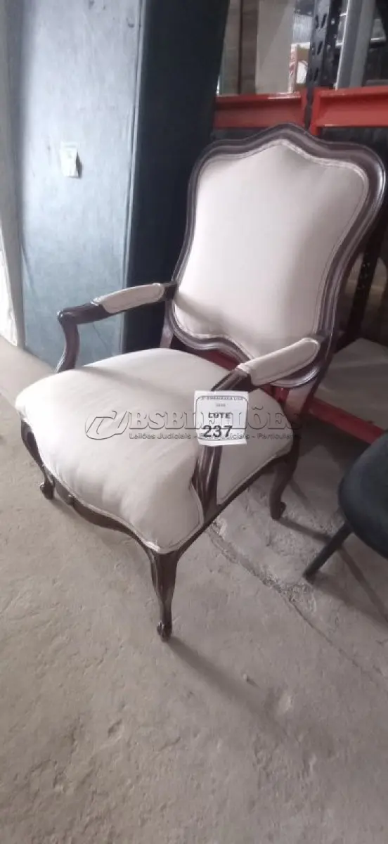 LOTE 237 - 01 CADEIRA ESTOFADA EM MADEIRA (OCCASIONAL CHAIR). (NO ESTADO EM QUE SE ENCONTRA. SUJEITO A AVARIAS OCULTAS/VISÍVEIS.) BF8516P