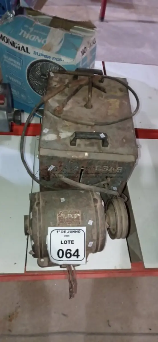 LOTE 064 - 01 MÁQUINA DE SOLDA E 01 MOTOR ELÉTRICO (NO ESTADO) ATENÇÃO! FAZER A VISITAÇÃO ANTES DE ARREMATAR, NÃO SABEMOS SE FUNCIONA, LEILÃO NÃO TEM GARANTIA E NEM DEVOLUÇÃO, SUJEITO A POSSÍVEIS AVARIAS VISÍVEIS/OCULTAS E/OU AUSÊNCIA DE COMPONENTES.