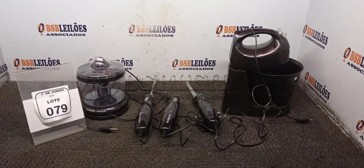 LOTE 079 - 01 BATEDEIRA, 01 ESPREMEDOR DE FRUTAS E 03 FACAS ELÉTRICAS MARCA MONDIAL. (NO ESTADO) ATENÇÃO! FAZER A VISITAÇÃO ANTES DE ARREMATAR, NÃO SABEMOS SE FUNCIONA, LEILÃO NÃO TEM GARANTIA E NEM DEVOLUÇÃO, SUJEITO A POSSÍVEIS AVARIAS VISÍVEIS/OCULTAS E/OU AUSÊNCIA DE COMPONENTES.