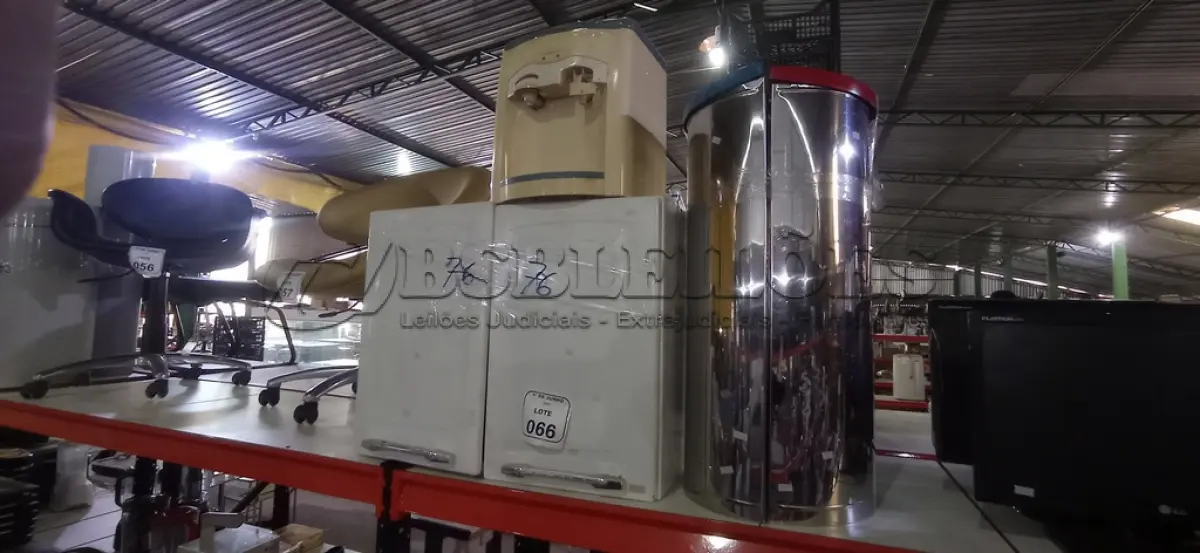 LOTE 066 - 01 ARMÁRIO DE FERRO COM 02 PORTAS, 01 BEBEDOURO PARA GARRAFÃO MARCA HOMESTAR E 02 LIXEIRAS EM INOX. (NO ESTADO) ATENÇÃO! FAZER A VISITAÇÃO ANTES DE ARREMATAR, NÃO SABEMOS SE FUNCIONA, LEILÃO NÃO TEM GARANTIA E NEM DEVOLUÇÃO, SUJEITO A POSSÍVEIS AVARIAS VISÍVEIS/OCULTAS E/OU AUSÊNCIA DE COMPONENTES.