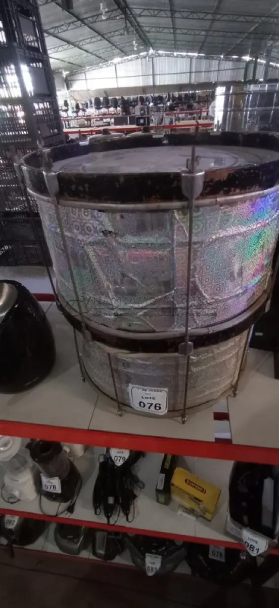 LOTE 076 - 02 SURDOS DE PERCUSSÃO. (NO ESTADO) ATENÇÃO! FAZER A VISITAÇÃO ANTES DE ARREMATAR, NÃO SABEMOS SE FUNCIONA, LEILÃO NÃO TEM GARANTIA E NEM DEVOLUÇÃO, SUJEITO A POSSÍVEIS AVARIAS VISÍVEIS/OCULTAS E/OU AUSÊNCIA DE COMPONENTES.