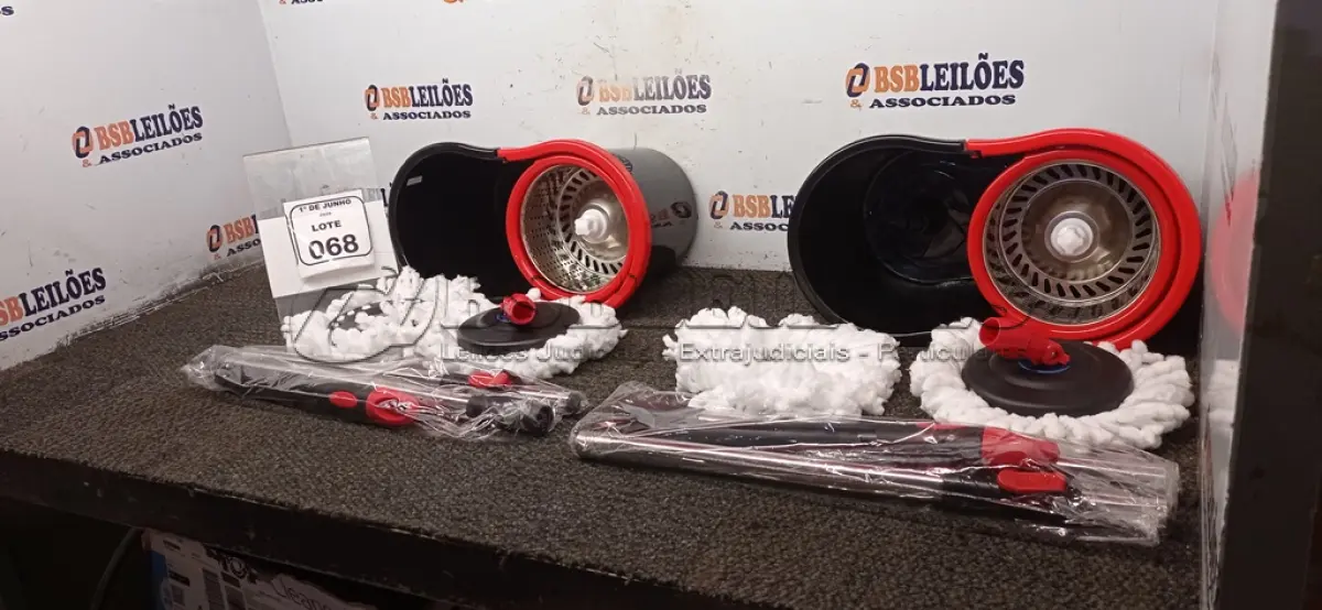 LOTE 068 - 02 ESFREGÕES GIRATÓRIOS 360° MARCA MOP. (NO ESTADO) ATENÇÃO! FAZER A VISITAÇÃO ANTES DE ARREMATAR, NÃO SABEMOS SE FUNCIONA, LEILÃO NÃO TEM GARANTIA E NEM DEVOLUÇÃO, SUJEITO A POSSÍVEIS AVARIAS VISÍVEIS/OCULTAS E/OU AUSÊNCIA DE COMPONENTES.