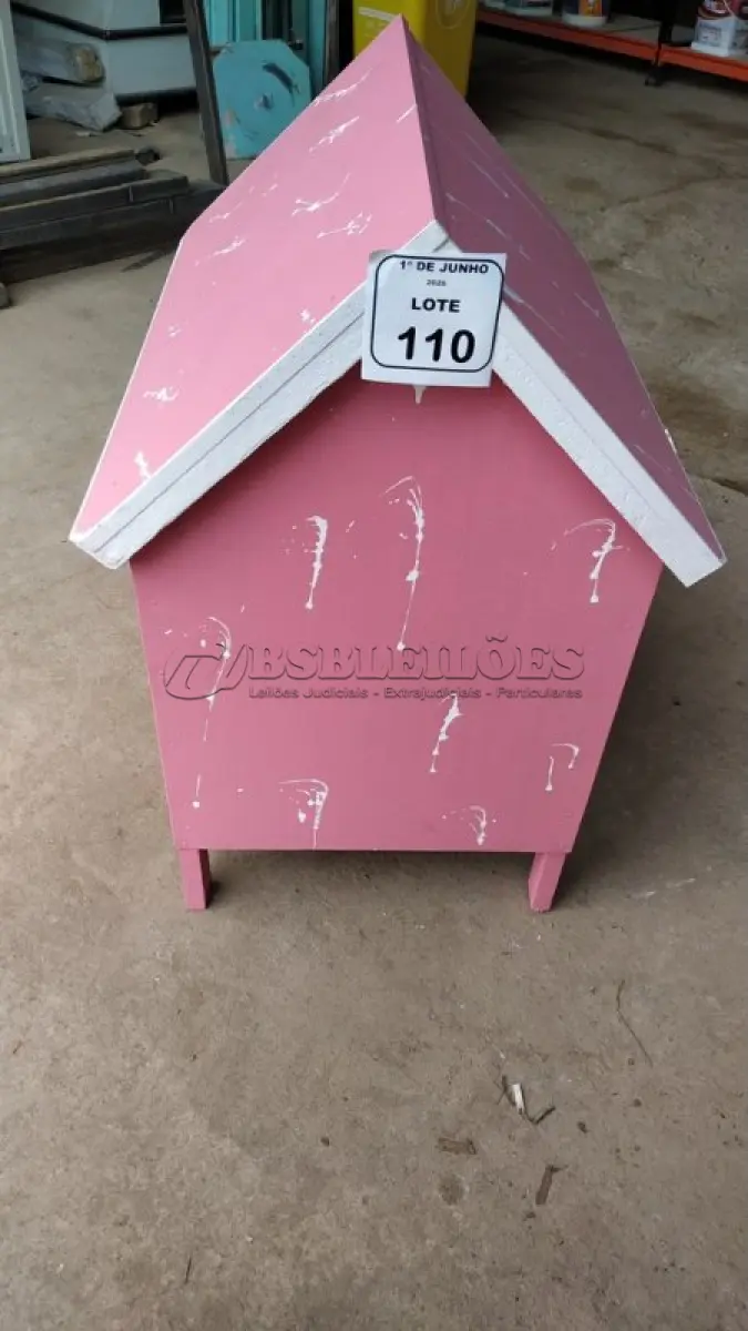 LOTE 110 - 01 CASA PARA PETS EM MADEIRA. (NO ESTADO) ATENÇÃO! FAZER A VISITAÇÃO ANTES DE ARREMATAR, NÃO SABEMOS SE FUNCIONA, LEILÃO NÃO TEM GARANTIA E NEM DEVOLUÇÃO, SUJEITO A POSSÍVEIS AVARIAS VISÍVEIS/OCULTAS E/OU AUSÊNCIA DE COMPONENTES.