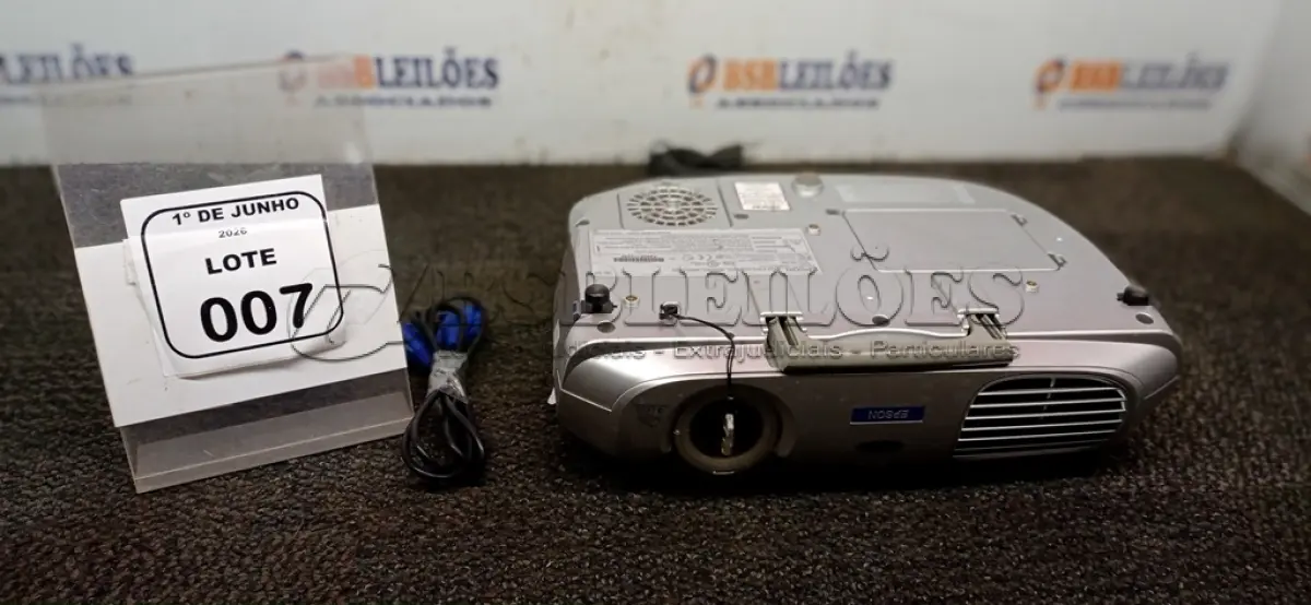 LOTE 007 - 01 PROJETOR COM CABOS DE FORÇA E VGA MARCA EPSON. (NO ESTADO) ATENÇÃO! FAZER A VISITAÇÃO ANTES DE ARREMATAR, NÃO SABEMOS SE FUNCIONA, LEILÃO NÃO TEM GARANTIA E NEM DEVOLUÇÃO, SUJEITO A POSSÍVEIS AVARIAS VISÍVEIS/OCULTAS E/OU AUSÊNCIA DE COMPONENTES.