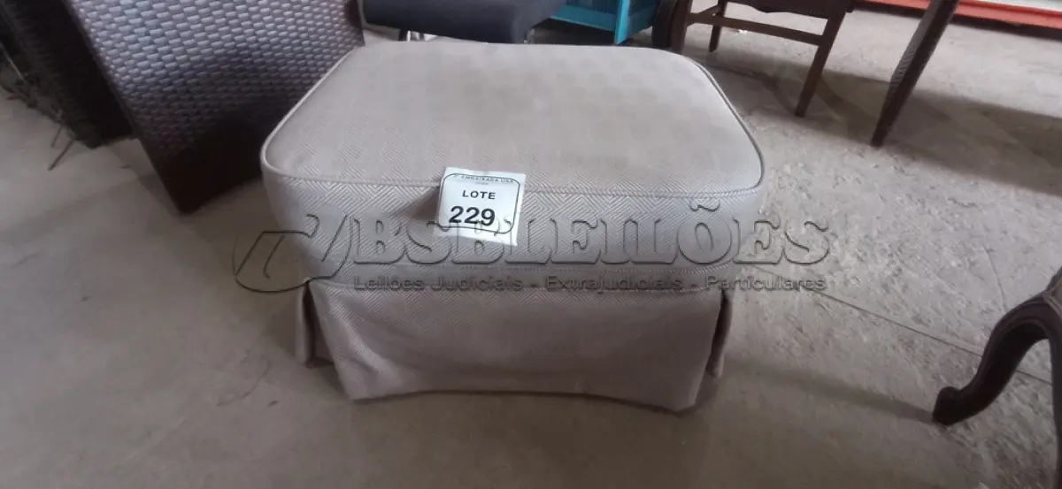 LOTE 229 - 01 PUFF/OTTOMAN. (NO ESTADO EM QUE SE ENCONTRA. SUJEITO A AVARIAS OCULTAS/VISÍVEIS.) AU1950N