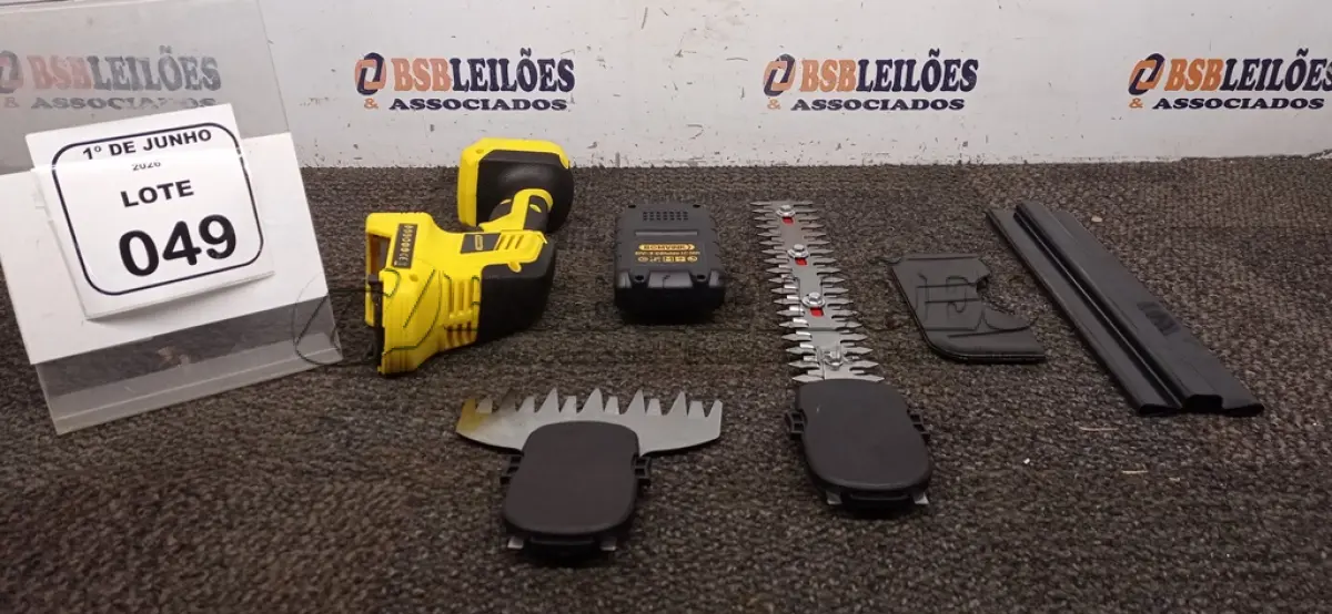 LOTE 049 - 01 CORTADOR DE CERCA VIVA A BATERIA 21V MARCA BOMVINK. (NO ESTADO) ATENÇÃO! FAZER A VISITAÇÃO ANTES DE ARREMATAR, NÃO SABEMOS SE FUNCIONA, LEILÃO NÃO TEM GARANTIA E NEM DEVOLUÇÃO, SUJEITO A POSSÍVEIS AVARIAS VISÍVEIS/OCULTAS E/OU AUSÊNCIA DE COMPONENTES.